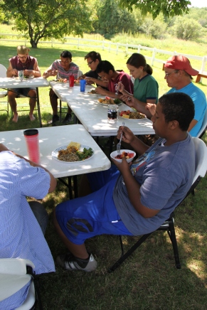 Garden Warriors eating a healthy lunch. Photo by Angelo Baca